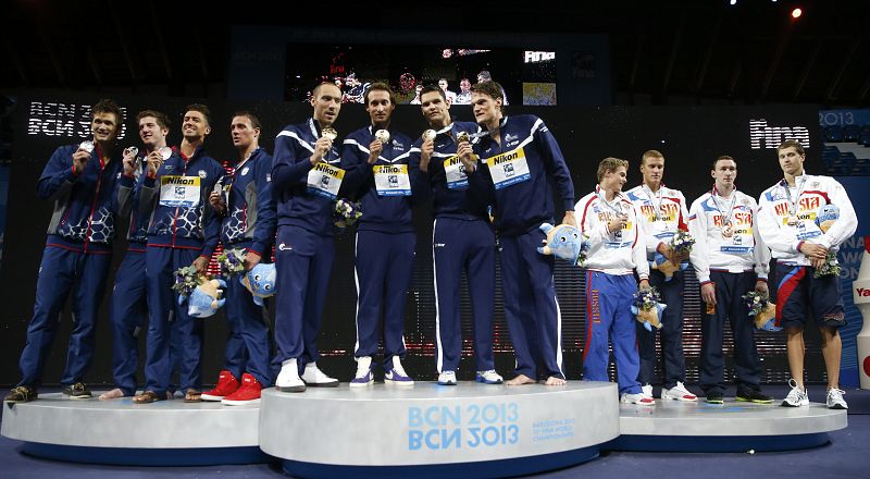 Fotografía de la entrega de medallas de la final de relevos 4x100. El equipo francés logró el oro, los norteamericanos quedaron en segunda posición alzándose con la plata y los rusos obtuvieron el bronce.