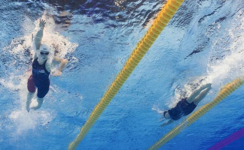 La nadadora estadounidense Katie Ledecky (izq) y la china Xu Danlu (dcha) compiten en una de las series clasificatorias de los 1.500m estilo libre femenino de los Campeonatos del Mundo de Natación, hoy, lunes 29 de julio de 2013, en la piscina del P 