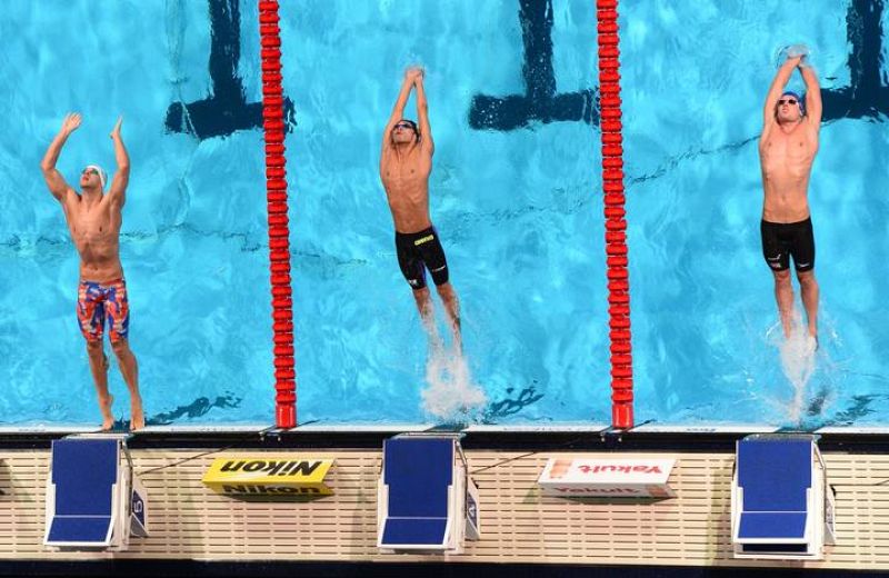  El norteamericano David Plummer, el japonés Ryosuke Irie y el británico Christopher Walker-Hebborn compitiendo esta mañana en una de las series cladificatorias de los 100 metros espalda. 