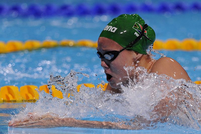 La jovencísima nadadora lituana Ruta Meilutyte compitiendo esta mañana en los 100m braza que  logró el mejor tiempo en las semifinales con 1:05.21.