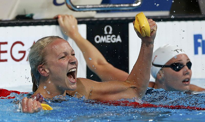 La sueca Sarah Sjostrom celebra la victoria después de ganar los 100 metros mariposa femenino.