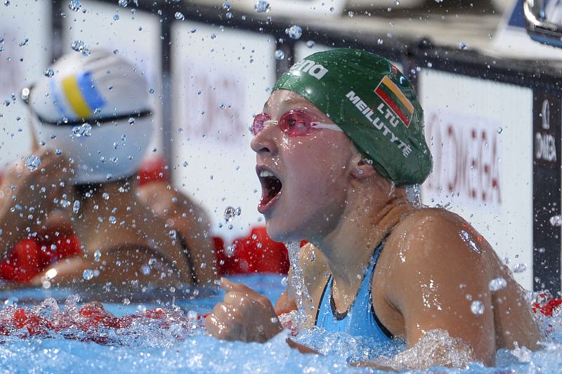 La Lituania Ruta Meilutyte reacciona después de romper el récord mundial de 100m braza en la semifinal de natación del Campeonato.