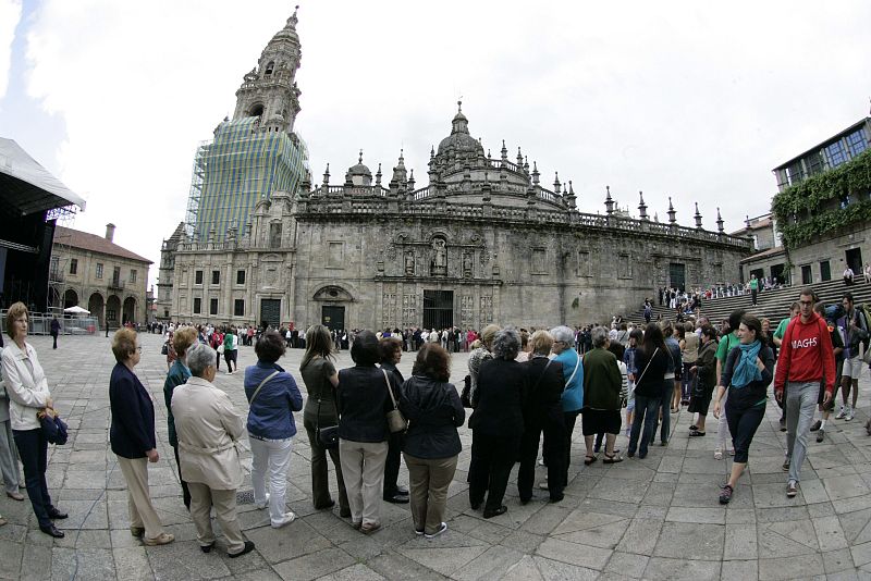 DECENAS DE PERSONAS AGUARDAN PARA ASISTIR EN LA CATEDRAL AL FUNERAL OFICIAL
