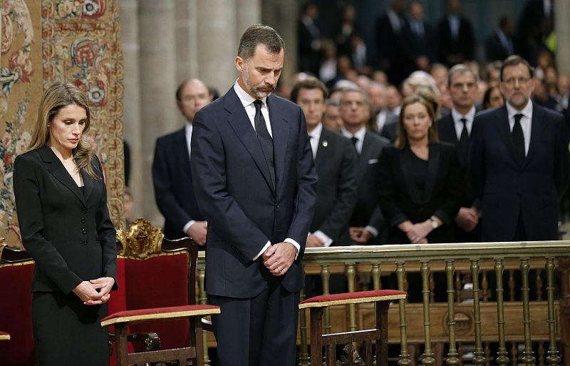 Los príncipes durante el funeral en la catedral de Santiago de Compostela