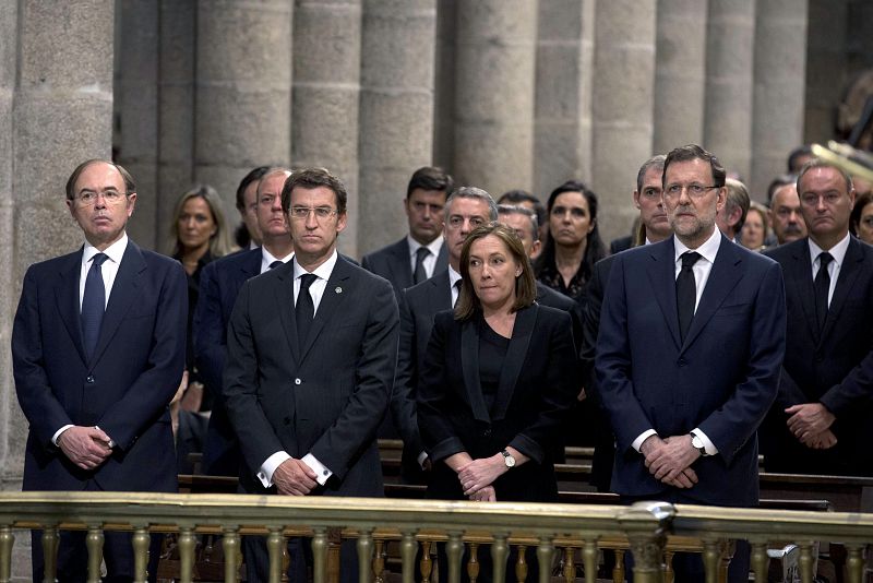 El presidente del Gobierno, Mariano Rajoy, su esposa, Elvira Fernández, el presidente de la Xunta, Alberto Nuñez Feijóo, y el presidente del Senado, Pío García Escudero en la catedral de Santiago de Compostela