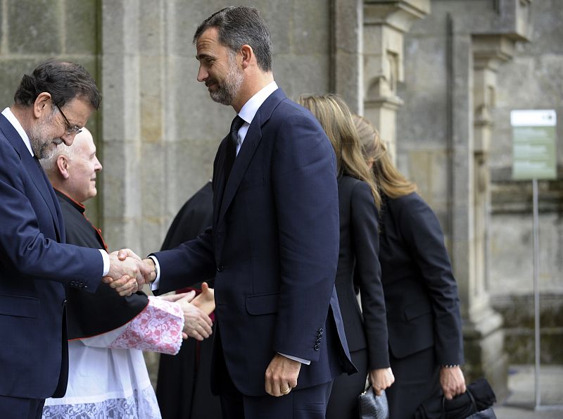Los príncipes saludan al presidente del Gobierno al llegar a la catedral de Santiago de Compostela