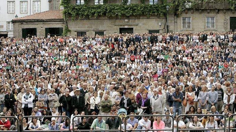 Gran número de personas en la plaza de la Quintana de Santiago, junto a la catedral donde se está celebrando el funeral oficial