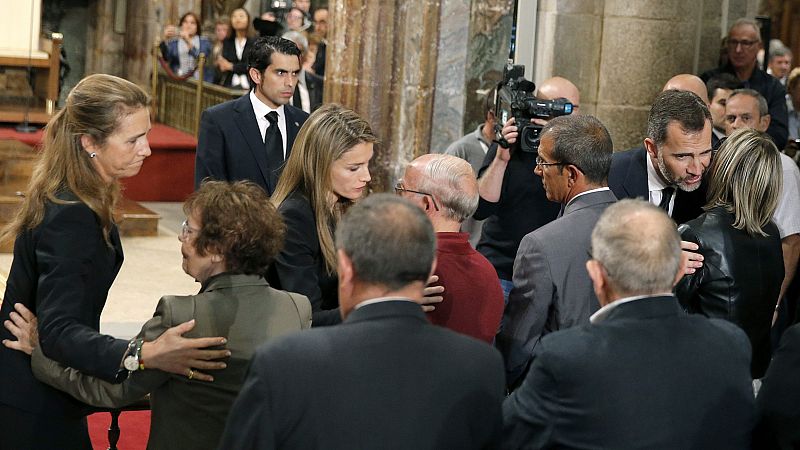 Los príncipes de Asturias, Don Felipe y Doña Letizia y la infanta Elena, dan el pésame a los familiares de las víctimas