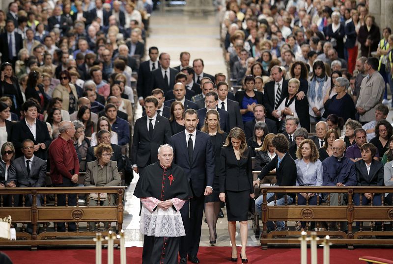 Los príncipes de Asturias encabezan la comitiva de autoridades que asistió al funeral oficiado en la catedral de Santiago por las víctimas del accidente de tren.