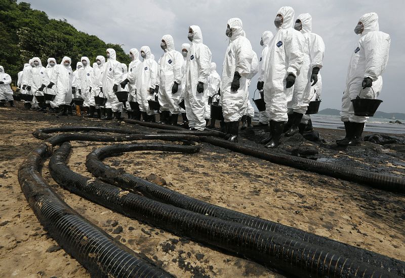 El crudo alcanzó una playa de la isla Ko Samet, en la costa este de Tailandia, cubriendo varias de las zonas más turísticas del país.