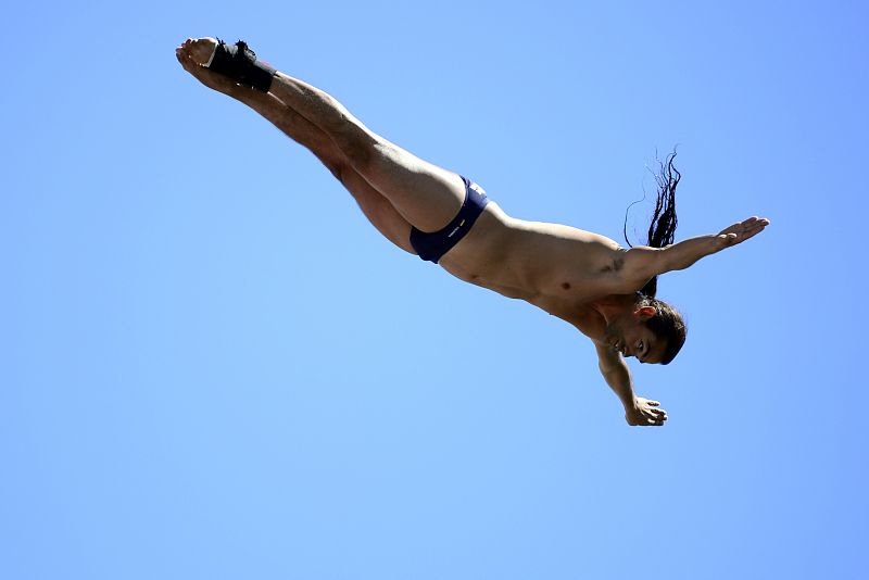 El saltador colombiano Orlando Duque ayer en el Moll de la Fusta durante la competición de salto de gran altura.