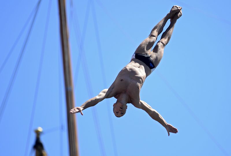 El polaco Kris Kolanus durante la competición de salto de gran altura masculino que se celebró en el Moll de la Fusta.