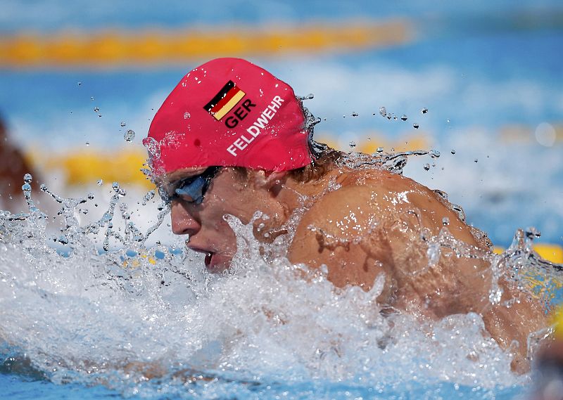 El nadador de Alemania Feldwehr compite en las eliminatorias de 50 metros braza.