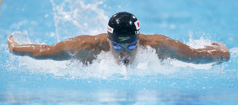 El nadador japones Takeshi Matsuda compite en los 200 metros mariposa.