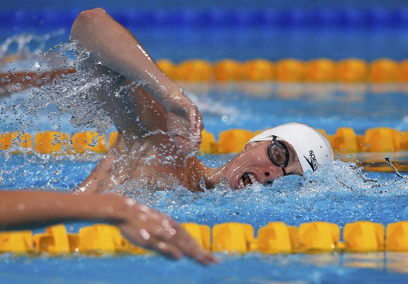 El nadador estadounidense Connor Jaeger compite en 800 metros estilo libre.