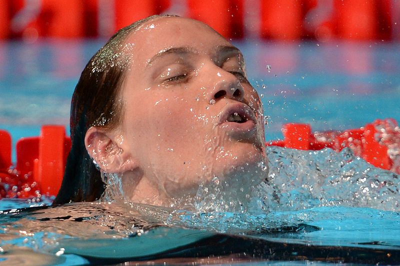 La nadadora francesa Camille Muffat compite en 200 metros estilo libre.