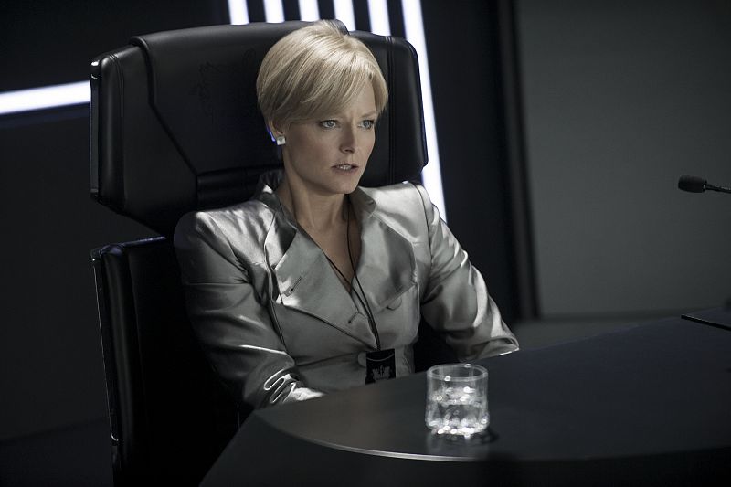 Jodie Foster interpreta a la secretaria Delacourt, encargada de mantener la seguridad y la estabilidad en Elysium.