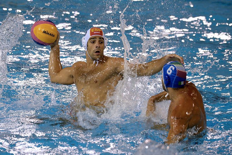 El waterpolista español Marc Minguell y el italiano Maurizio Felugo ayer durante el partido de cuartos de final celebrados en las Piscinas Bernat Picornell swimming pool in Barcelona. El conjunto italiano ganó 4 a 3 a la selección española.