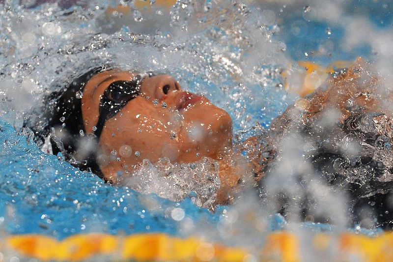 La nadadora japonesa Aya Terakawa compite en las preliminares de 50m espalda femeninos