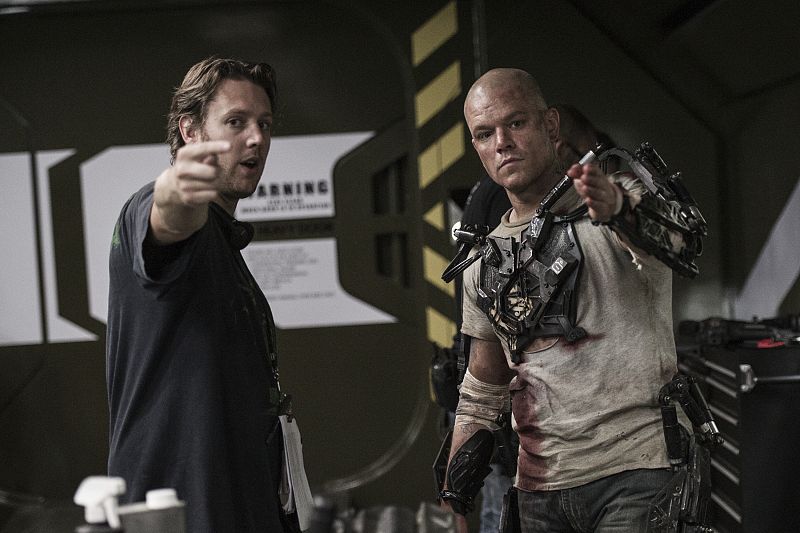 Blomkamp da indicaciones a Matt Damon durante el rodaje de 'Elysium'.