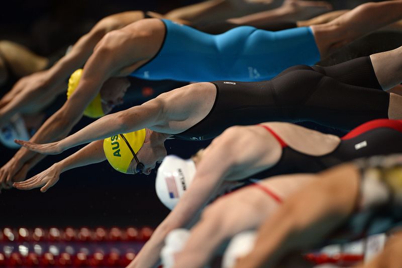 La nadadora australiana Cate Campbell compite en los 100 metros estilo libre  durante el Campeonato Mundial de Natación en el estadio de Sant Jordi en Barcelona.