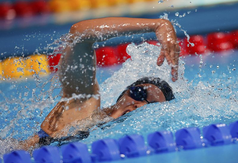 La nadadora Palestina Sabine Hazboun compite en los 100 metros estilo libre  durante el Campeonato Mundial de Natación en el estadio de Sant Jordi en Barcelona.