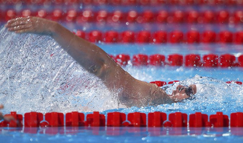 El estadounidense Tyler Clary compite en los 200 metros espalda masculinos durante el Campeonato Mundial de Natación en el Sant Jordi Arena en Barcelona.