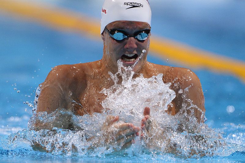 El nadador británico Andrew Willis compite en las eliminatorias de los 200 metros braza masculinos en los Campeonatos del Mundo en el Palau Sant Jordi de Barcelona.