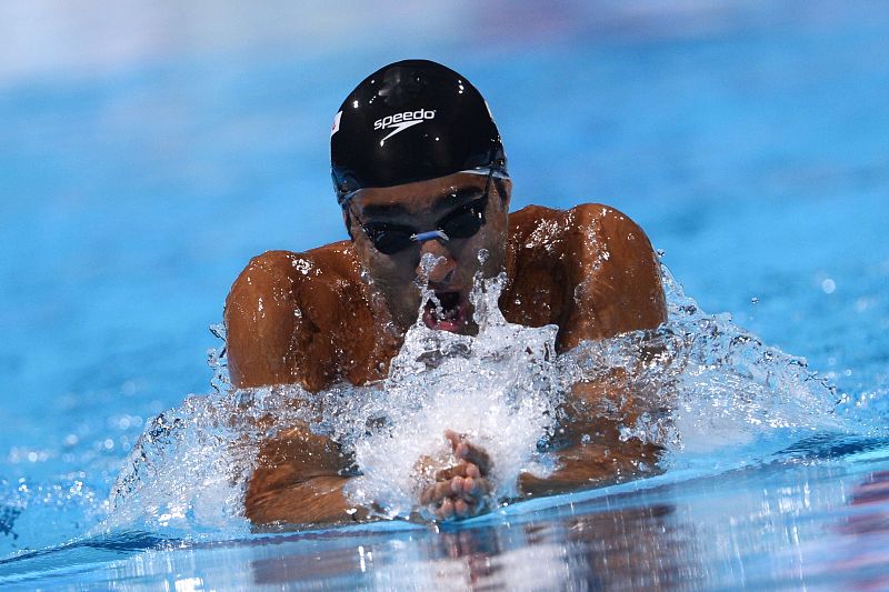 El nadador de la India Sandeep Sejwal compite en las eliminatorias de los 200 metros braza masculinos en los Campeonatos del Mundo en el Palau Sant Jordi de Barcelona.