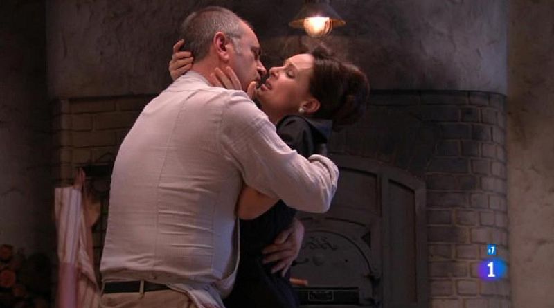 Elvira se olvida de los problemas y disfruta el momento. Hace años que no se siente tan amada.