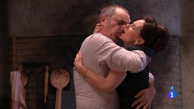 El beso ha sido precioso pero... ¿será capaz Elvira de dejar al todopoderoso Santiago Miranda por el bueno de Dimas?