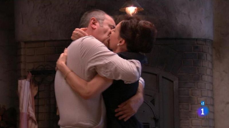El beso ha sido precioso pero... ¿será capaz Elvira de dejar al todopoderoso Santiago Miranda por el bueno de Dimas?