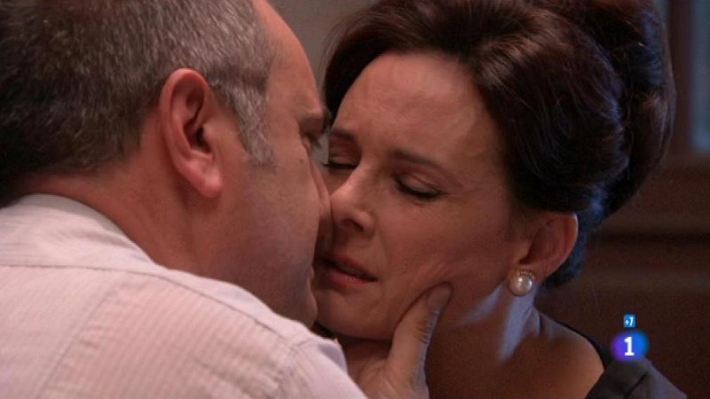 Y ella, gustosamente, se deja llevar...