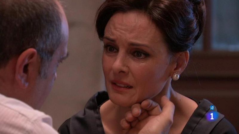 Elvira se queda algo perpleja... ¿es una caricia de amigo o de alguien que quiere ser su amante?