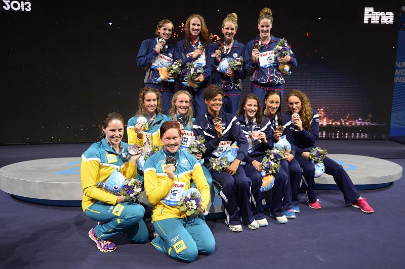 Las medallistas de oro las nadadora estadounidenses Katie Ledecky, Shannon Vreeland, Karlee Bispo y Missy Franklin, las llistas de plata las australianas Alicia Coutts, Brittany Elmslie, Kylie Palmer y Bronte Barratt y las francesas con su medalla d