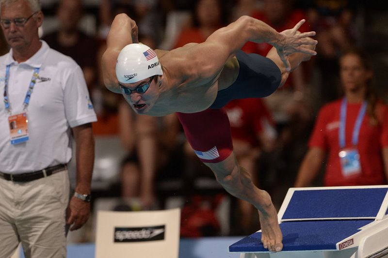 El estadounidense Nathan Adrian compite en los 50 metros estilo libre durante los Campeonatos del Mundo de Natación en el Sant Jordi Arena en Barcelona.
