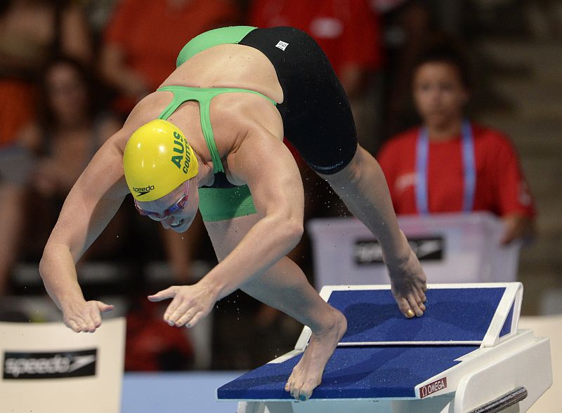 La australiana Alicia Coutts compite en las eliminatorias de los 50 metros mariposa femeninos en el Campeonato Mundial FINA en el Palau Sant Jordi de Barcelona.