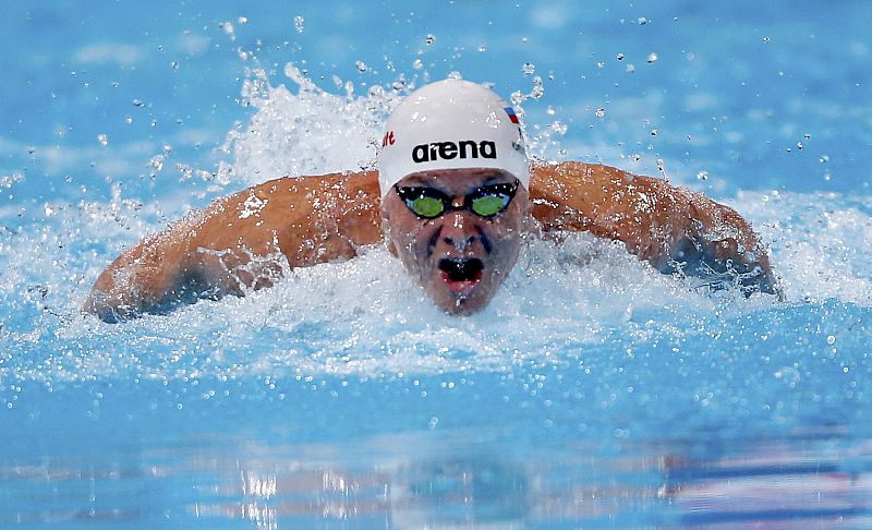 El nadador de Rusia Evgeny Korotyshkin nadando esta mañana los 100m mariposa de las series de clasificación que se han celebrado esta mañana en los Mundiales de Natación de Barcelona.