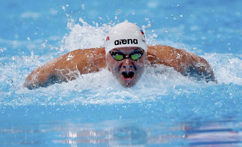 El nadador de Rusia Evgeny Korotyshkin nadando esta mañana los 100m mariposa de las series de clasificación que se han celebrado esta mañana en los Mundiales de Natación de Barcelona. 