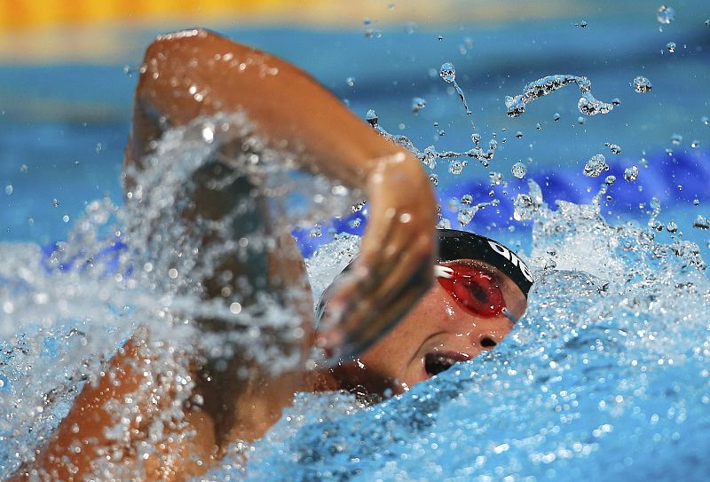 La nadadora brasileña Nicolas Oliveira compite en la prueba de los 4x200 metros estilo libre en relevos femeninos en el Campeonato Mundial.