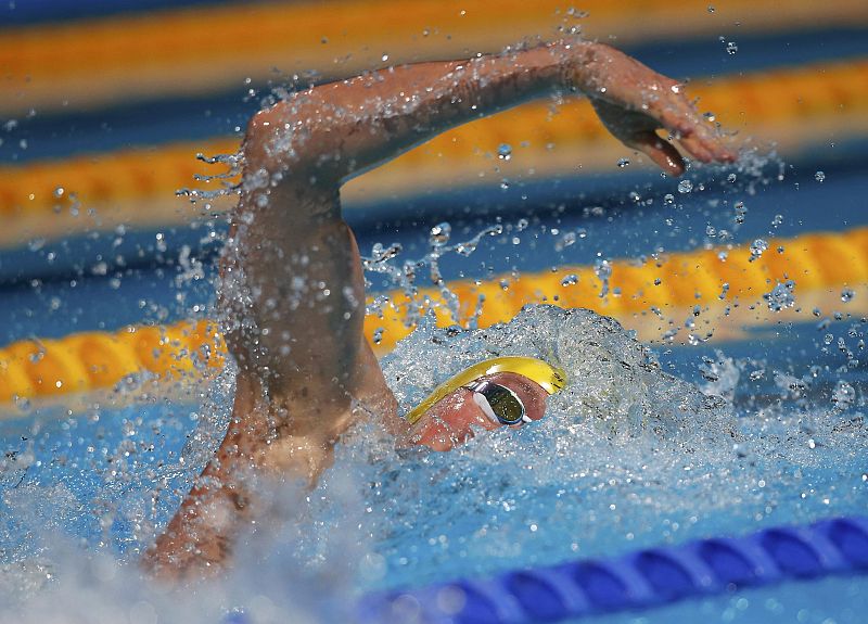 La nadadora australiana David McKeon compite en la prueba de los 4x200 metros estilo libre en relevos femeninos en el Campeonato Mundial.