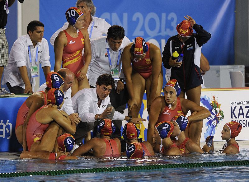 El entrenador Miki Oca da instrucciones al equipo español de waterpolo que ha ganado el oro.