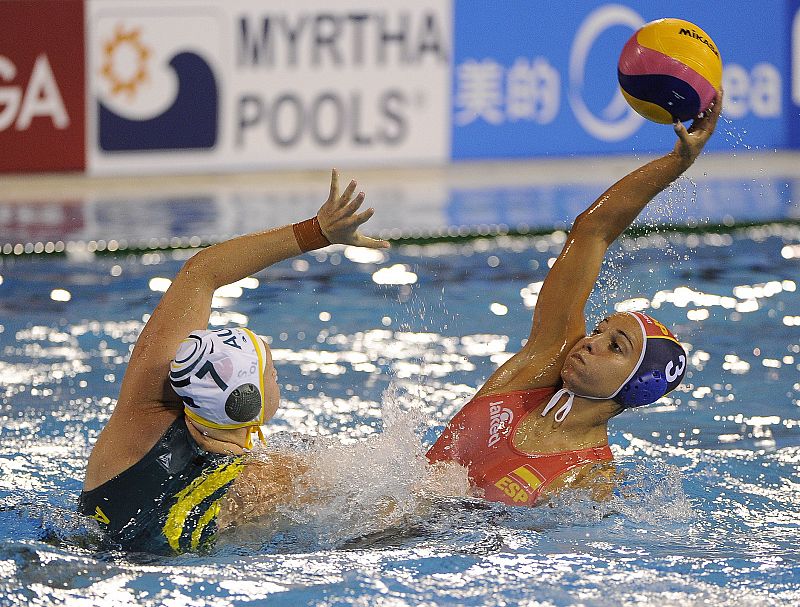 Anna Aspar (d) de España con Rowena Webster de Australia (i) durante el partido de la medalla de la final femenina de polo de oro entre Australia y España en el Campeonato Mundial.