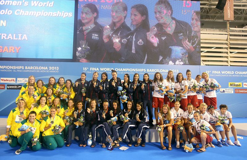 Alegria de las tres selecciones de waterpolo, Australia, España y Hungría, que han conseguido las medallas de plata, oro y bronce.