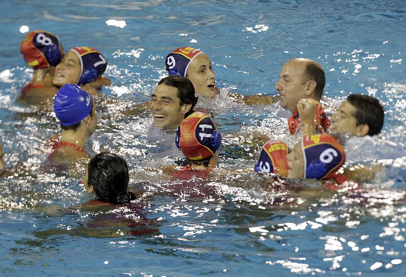 Las jugadoras de la selección española de waterpolo celebran con su entrenador Miki Oca (c) haber ganado la final de los Campeonato del Mundo.