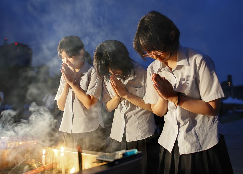 Residentes japoneses ofrecen una oración por las víctimas de la bomba atómica de Hiroshima