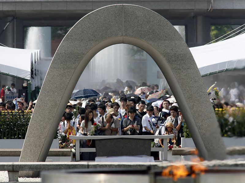 Un grupo de japoneses reza hoy, lunes 5 de agosto de 2013, en el cenotafio para las víctimas de la bomba atómica.  Decenas de miles de personas han guardado un minuto de silencio a las 8:15 am, hora local.