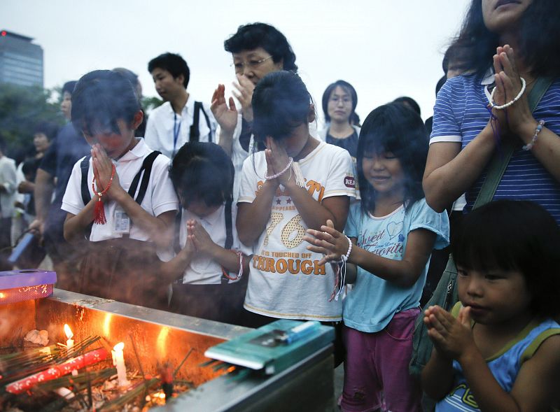 Oración por las víctimas en el Domo de la Bomba Atómica en el Parque Monumento de Paz en Hiroshima.