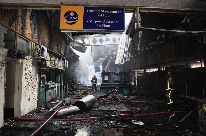 Un gran incendio ha obligado a cerrar el aeropuerto de Nairobi (Kenia), considerado el de mayor tráfico del África Oriental.