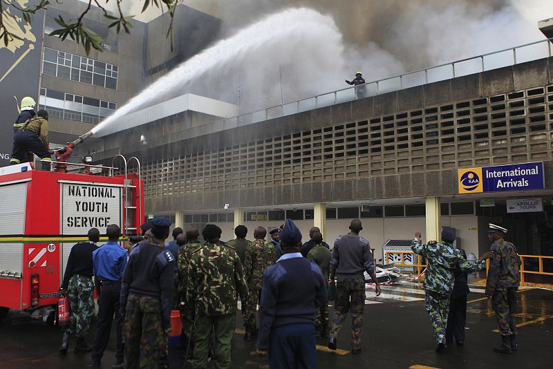 La zona de salidas ha sido la más afectada por lo que los pasajeros describen como una bola de fuego en el aeropuerto de Nairobi.